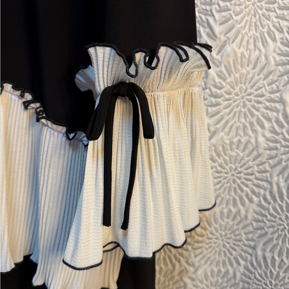 Chic Black and White Women's Blouse - Picture 3 of 7